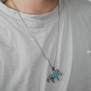 Herren Hip-Hop Türkis Pferd Anhänger Halskette aus Titanstahl auf grauem T-Shirt