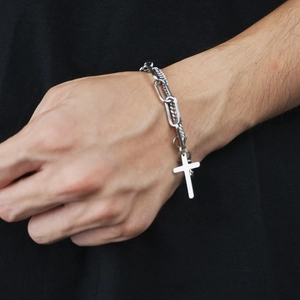 Bracelet double couche en acier inoxydable argenté avec pendentif croix poli au poignet