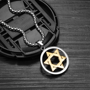 Collier anneau hexagramme en acier titane avec pendentif bicolore argent et doré