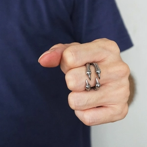 Gedetailleerd overzicht van zilveren klauwringen met realistische metalen punk-ontwerp