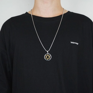 Pendentif étoile hexagramme hip hop avec anneau argenté et étoile dorée sur modèle