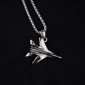 Pendentif avion de chasse créatif en acier titane argenté pour un style hip-hop
