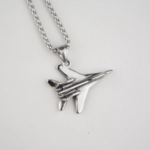 Détail du pendentif avion de chasse argenté avec sa chaîne robuste en acier