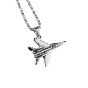Collier pendentif avion de chasse en acier titane vintage avec chaîne à mailles carrées