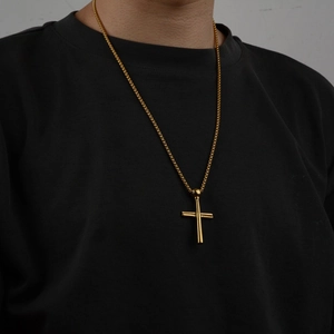 Collier homme hip hop pendentif croix batte de baseball dorée sur t-shirt noir