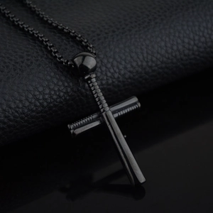 Pendentif croix batte de baseball en acier inoxydable noir poli sur fond en cuir