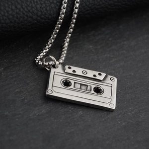 Collier avec pendentif cassette rétro en acier inoxydable argenté avec chaîne de style hip-hop