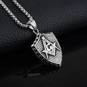 Collier avec pendentif bouclier franc-maçon vintage et symbole compas G sur cuir noir