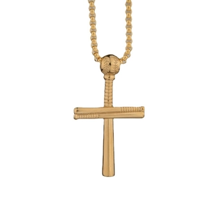 Gros plan détaillé du pendentif croix en battes de baseball dorées et chaîne box