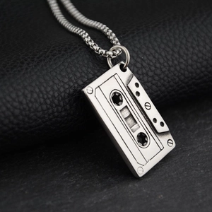 Collier pendentif cassette vintage en argent mat avec une chaîne à boules robuste