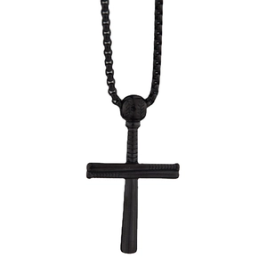 Détail du collier croix baseball noir montrant les battes croisées et les coutures de balle