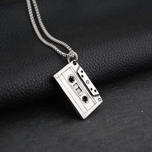 Collier Pendentif Cassette Rétro en Acier Titane Argent Style Punk Industriel Hip Hop Bijoux pour Hommes Femmes Musique