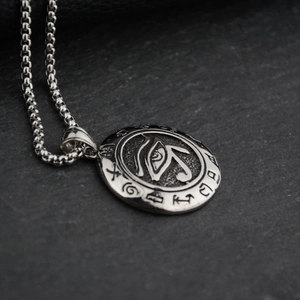 Collana con pendente Occhio di Horus in acciaio inossidabile su pietra nera