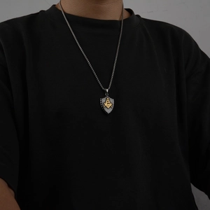 Pendentif franc-maçonnerie en forme de bouclier argent et or pour homme avec chaîne