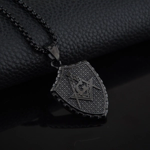 Collier pendentif bouclier maçonnique noir avec symbole G et chaîne à billes