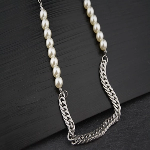 Moderne Perlenhalskette mit weißen ovalen Perlen und silberner Gliederkette für Damen