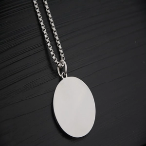 Collier avec pendentif ovale en acier inoxydable poli et chaîne box classique
