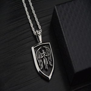 Gothic Silber Schild Anhänger Halskette mit Erzengel und gedrehter Kettenstruktur