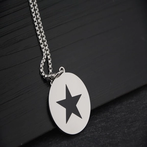 Collier moderne en acier titane avec pendentif ovale argenté et motif d'étoile noire