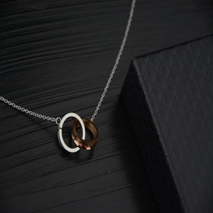 Dual-ring interlocking necklace in silver and rose gold finish with S925 sterling silver stamp