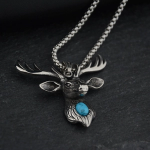 Collier tête de cerf vintage avec pierre turquoise et chaîne vénitienne en acier
