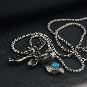Détails du pendentif tête de cerf rétro avec pierre turquoise bleue et chaîne à maillons