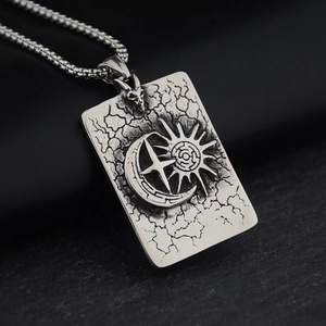 Collier pendentif carré soleil lune mauvais œil avec chaîne boîte et texture craquelée