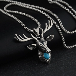 Collier avec pendentif tête de cerf hip hop et pierre turquoise bleue sur fond cuir noir