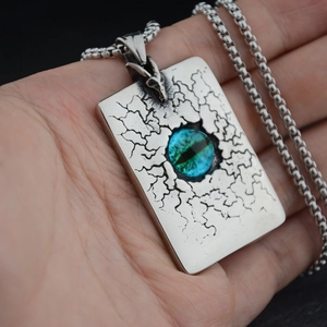 Collier pendentif punk gothique avec perle œil de dragon et bélière crâne de bélier