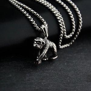 Macro d'un pendentif gibbon argenté avec texture réaliste et finition vintage en acier