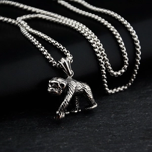 Collier avec pendentif chimpanzé rétro en acier inoxydable et texture de poils détaillée et chaîne