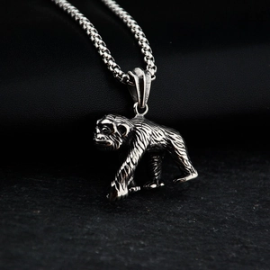 Collier avec pendentif singe gibbon en acier titane avec texture de fourrure détaillée