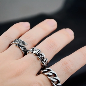 Gothic Hip-Hop Ring-Set mit Totenkopf-Relief, Flügeldesign und Panzerkette