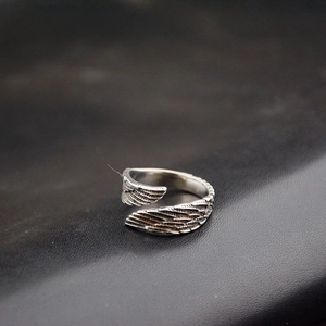 Makroaufnahme eines Vintage-Federrings aus Silber mit detaillierter Textur und antikem Finish