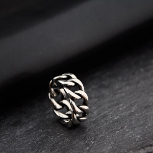 Makro-Detailansicht eines Kettenglied-Rings im Vintage-Stil aus antikem Silber