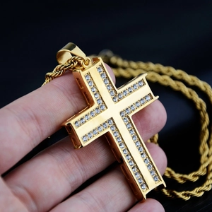 Pendentif croix hip hop doré avec double rangée de zircons sur une grosse chaîne torsadée
