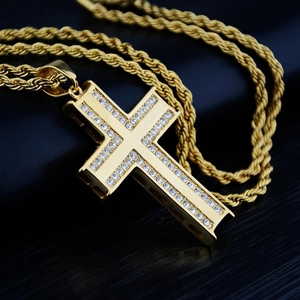 Collier Pendentif Croix en Acier au Titane Hip Hop pour Hommes Femmes Plaqué Or avec Double Rangée de Strass Chaîne Torsadée
