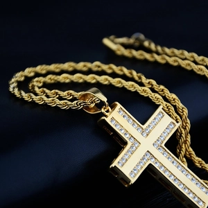 Pendentif croix doré avec double rangée de zircons et chaîne torsadée style hip-hop