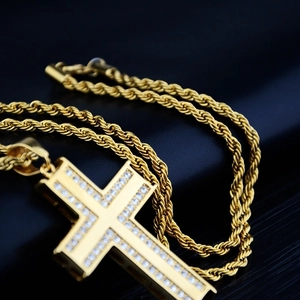 Pendentif croix doré avec strass micro-pave et chaîne de type corde pour homme