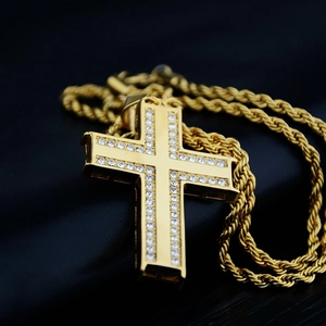 Collier pendentif croix dorée hip-hop avec diamants et chaîne de corde pour hommes et femmes