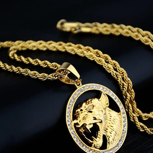 Collier avec pendentif tête de tigre doré serti de pierres sur une grosse chaîne corde