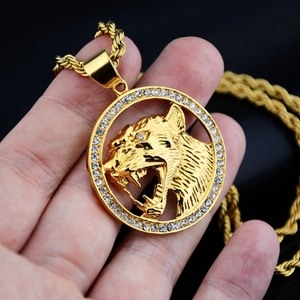 Collier tête de tigre dorée avec strass brillants et grosse chaîne torsadée en métal