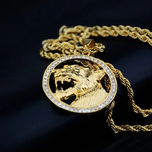 Pendentif tête de léopard dorée hip-hop avec zircons sur une chaîne torsadée élégante