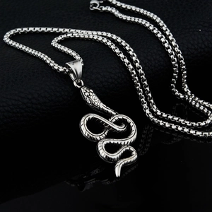 Collier hiphop avec pendentif serpent argenté texturé et chaîne box en acier inoxydable