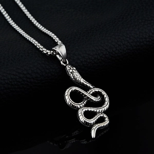 Collier hip-hop avec pendentif serpent aux détails d'écailles et finition acier vintage