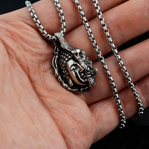 Detailaufnahme des Buddha-Kopf-Anhängers an einer Box-Kette mit antikem Finish
