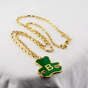 Collier chic en chaîne dorée avec pendentif ours en émail vert et breloque lettre B