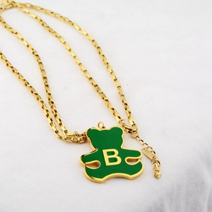 Collier chaîne dorée avec pendentif ours vert orné d'une lettre B dorée stylée
