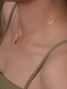 Gros plan détaillé d'un collier en argent S925 avec pendentif en ambre de style français