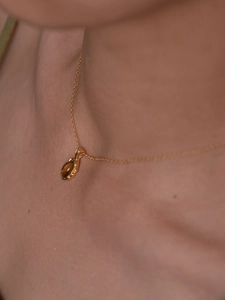Gros plan d'un collier en argent s925 avec pendentif ambre en forme de goutte d'eau